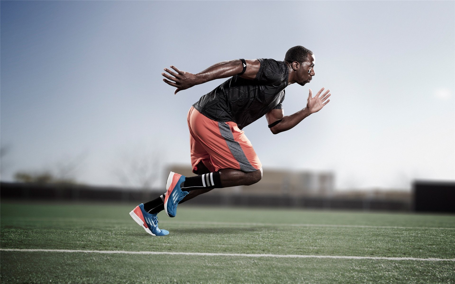 萨默·麦金托什蝶泳决赛展现绝佳爆发力,麦金托什游泳